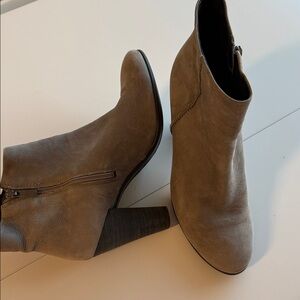 Stylish Ecco grey Ankle Boots for Women. Excellent condition.